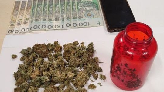 Narkotyki w czerwonym pojemniku