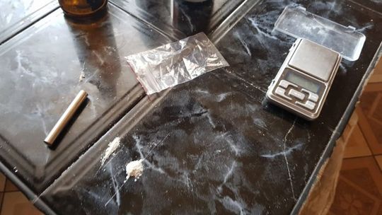 Narkotyki w mercedesie i mieszkaniu 27-latka