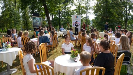 Narodowe Czytanie w Parku Dworskim w Morawicy