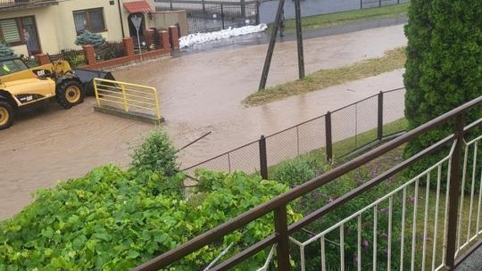 Nawałnica deszczu zalewała posesje w powiecie ostrowieckim 
