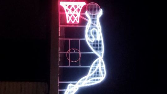 Neonowy koszykarz wrócił na ścianę hali kieleckiego MOSiR