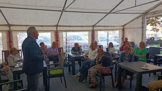 Nie tylko o polityce ostrowczanie rozmawiali z posłem B. Sienkiewiczem w Ostrowcu