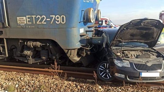 Nie zatrzymał się na STOP-ie! Wjechał pod pociąg
