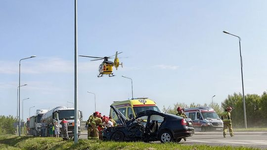 Nie żyje uczestniczka wypadku w Końskich. Na obwodnicy autokar szkolny zderzył się z osobówką 