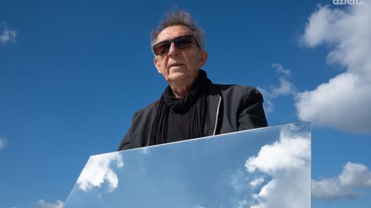 „Niebo pod stopami” – nowa instalacja Marka Cecuły w sercu Kielc