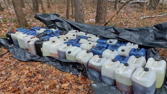 Nielegalne odpady chemiczne znalezione w kilku miejscach w powiecie ostrowieckim