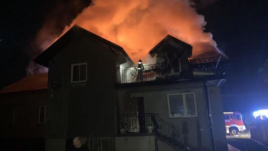 Niespokojna noc pod Staszowem. Płonęło poddasze domu jednorodzinnego.