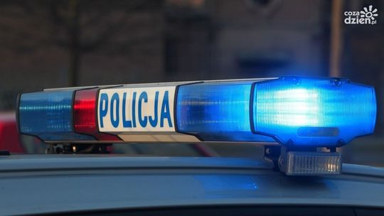 Nietrzeźwy kierowca Opla uderzył w autobus i odjechał z miejsca kolizji