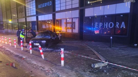 Nietrzeźwy kierowca uderzył w słup przy Galerii Echo. Trzy osoby trafiły do szpitala