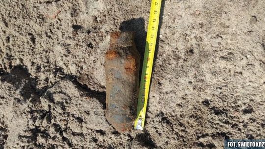 Niewybuch granatu na posesji w Ćmielowie 