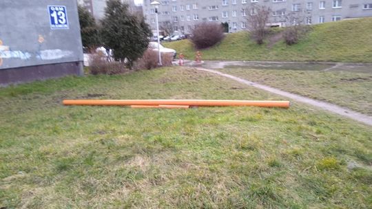 Niezabezpieczone rury w środku osiedla