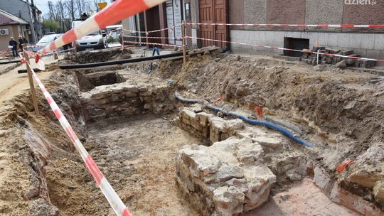 Niezwykłe odkrycie w Bodzentynie. Ujawniono fundamenty średniowiecznej Bramy Opatowskiej 
