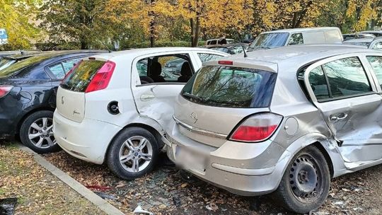 Nocna demolka w Kielcach. Kierowca uszkodził trzy auta i uciekł z miejsca zdarzenia