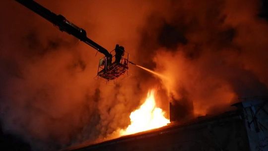 Nocny pożar - płonęły hale przy Starokunowskiej