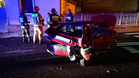 Nocny wypadek na Podstawiu - samochód uderzył w dom