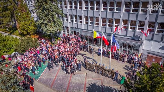 Nowe maszty flagowe przed Urzędem Marszałkowskim w Kielcach uroczyście oddane do użytku