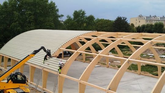 Nowe obiekty sportowe powstają przy ostrowieckich szkołach średnich 