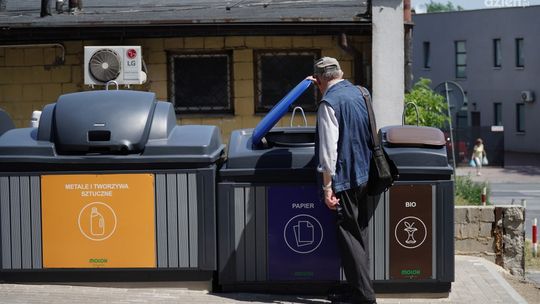 Nowe, oszczędniejsze pojemniki na odpady są testowane w Kielcach. Kosztowały zaledwie… 1 euro