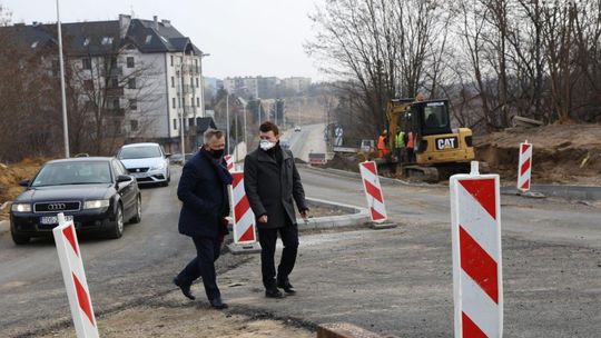 Nowe rozwiązania w ostrowieckiej siatce drogowej - trwają prace na kilku ulicach 
