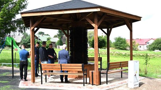 Nowe tężnie solankowe w regionie – Brzezinki i Ciekoty zyskały zdrowotne oazy