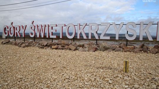 Nowy napis w gminie Górno zachwyca zarówno w dzień jak i w nocy