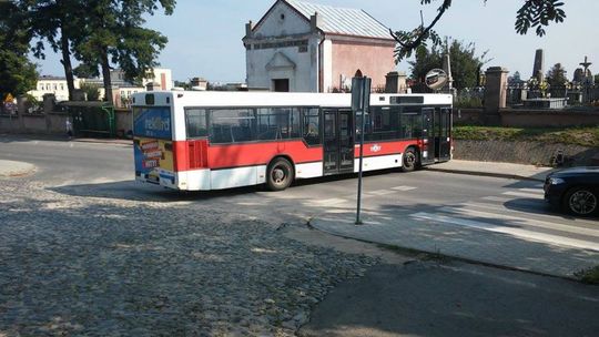 O krok od tragedii - autobus zablokował drogę