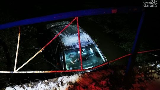 O włos od tragedii w Starachowicach! Udało się wyciągnąć dwóch mężczyzn i dwulatkę z auta w rzece