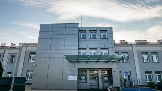 Obowiązkowe maseczki i ograniczenia odwiedzin w szpitalu przy Prostej
