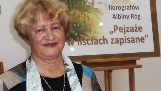 Obrazy liśćmi malowane na wystawie w Ćmielowie