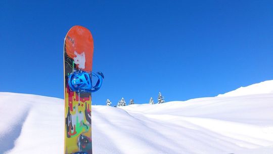 Odjechał na czterech snowboardach