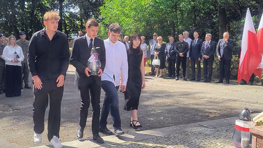 Ofiary wojenne upamiętnione na ostrowieckim cmentarzu