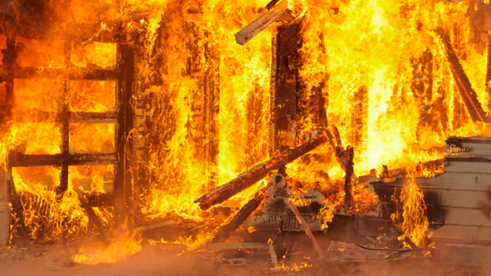 Ogień odebrał dach nad głową rodzinie z Mydłowa