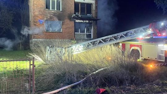 Ogień zmusił ich do ucieczki na dach. Tragiczne odkrycie strażaków