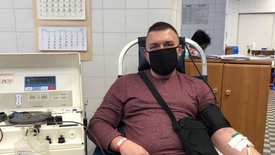 Opatów: dzielnicowy pomaga chorym wygrać z COVID-19