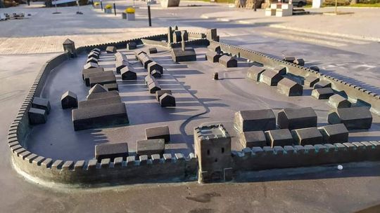 Opatowski Plac Obrońców Pokoju z nowymi elementami małej architektury 