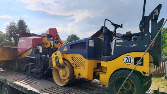 Operator maszyny do układania asfaltu wjechał w walec drogowy
