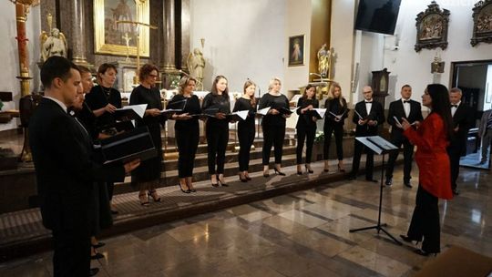 Organy, akordeon i chór w ożarowskim sanktuarium