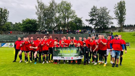 Orlęta Kielce awansowały do czwartej ligi! Podopieczni Tomasza Kołodziejczyka rozpoczęli świętowanie