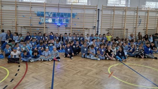 Osiemnastka na niebiesko - czyli sportowe Niebieskie Igrzyska w kieleckiej podstawówce