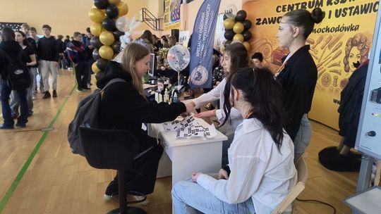 Ósmoklasiści z powiatu zapoznawali się z ofertą ostrowieckich szkół