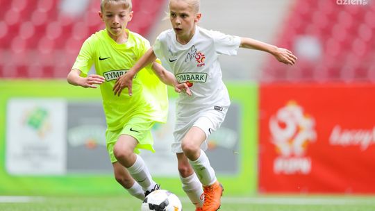 Ostatnie dni zapisów do XXII edycji Turnieju „Z Podwórka na Stadion o Puchar
Tymbarku” Ostatnie dni zapisów do XXII edycji Turnieju „Z Podwórka na Stadion o Puchar
Tymbarku”