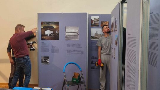 Ostatnie przygotowania do wystawy o powojennej architekturze Kielecczyzny 