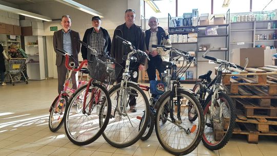 Ostrowczanie przekazują rowery uchodźcom
