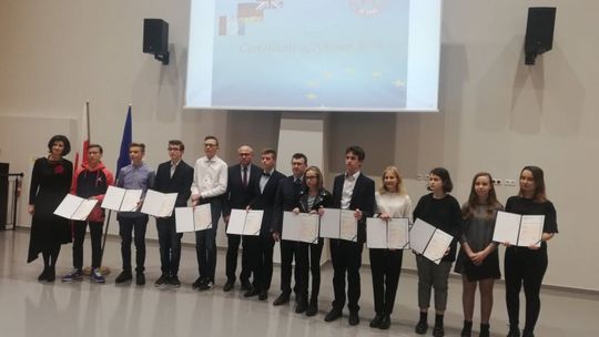 Ostrowiec językami stoi