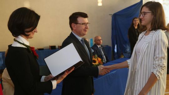 Ostrowiec językami stoi - gimnazjaliści odebrali certyfikaty