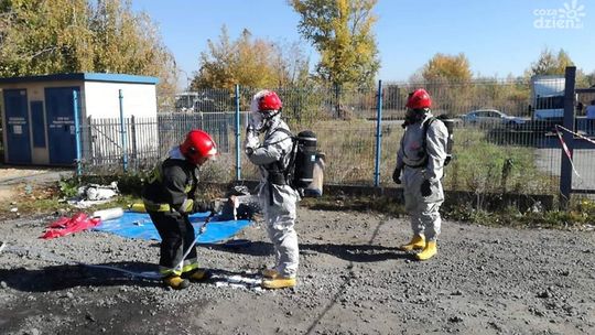 OSTROWIEC - odkopali butelki z groźną substancją 