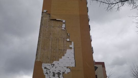Ostrowiec. Wiatr zerwał elewację z bloku! (zdjęcia)