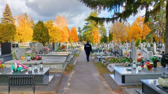 Ostrowieccy dzielnicowi apelują o ostrożność przed Wszystkimi Świętymi