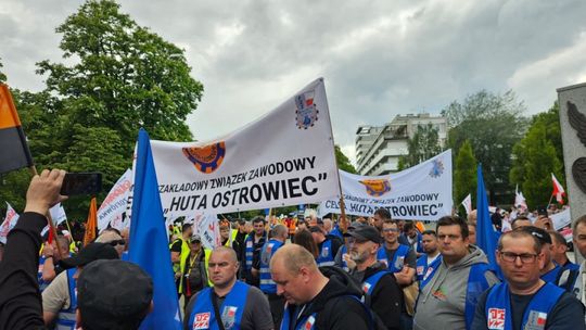 Ostrowieccy hutnicy manifestują w obronie swoich miejsc pracy 
