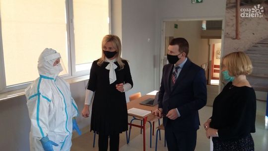 Ostrowieccy nauczyciele badają się na obecność SARS-COV-2